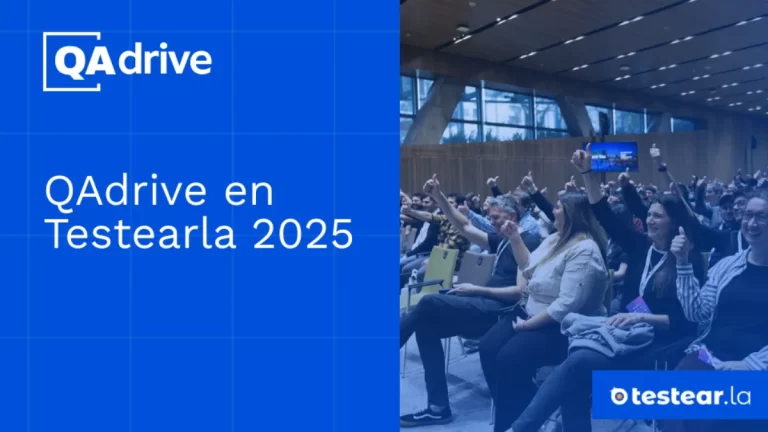 Audiencia durante Testearla 2025 con los logos de QAdrive y del evento