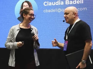 Claudia Badell at the beginning of her talk alongside the host at Testearla 2025.