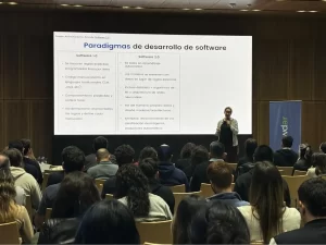 Claudia Badell during her talk on software quality at Testearla 2025.